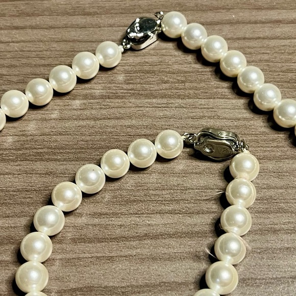 Elegant Pearl Necklace and Bracelet Set - Picture 2 of 7